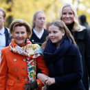 19. oktober: Dronningen deltar sammen med Kronprinsessen og Prinsessen når to nye skulpturer avdukes i Prinsesse Ingrid Alexandras Skulpturpark. Foto: Lise Åserud, NTB scanpix